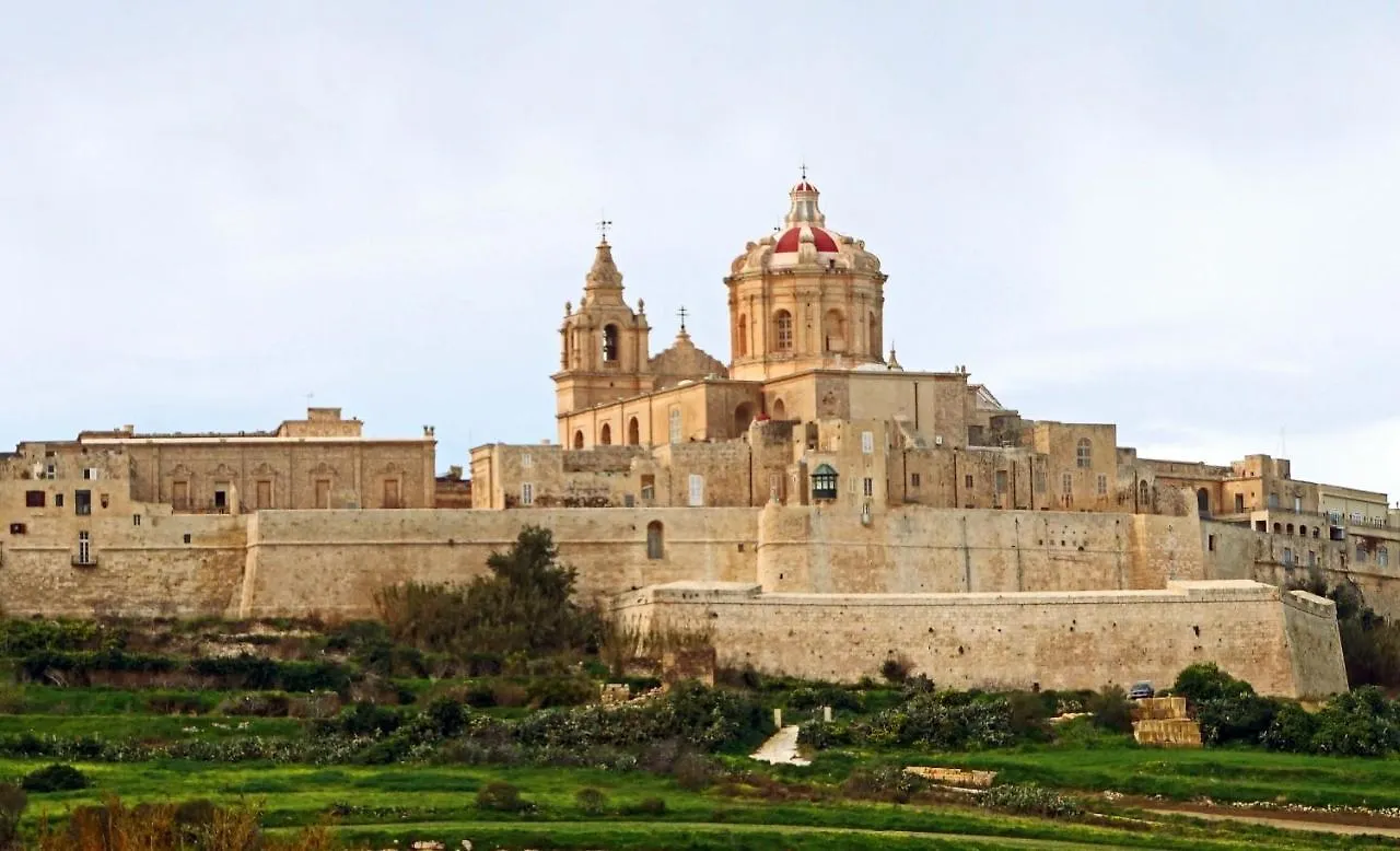Bright, Spacious And Right In The Center Saint Julian's