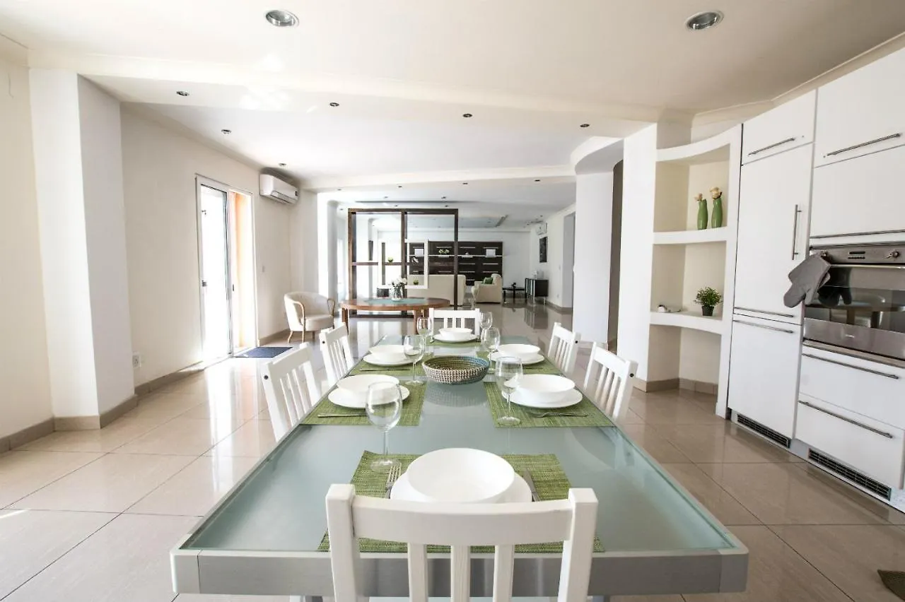 Bright, Spacious And Right In The Center Saint Julian's