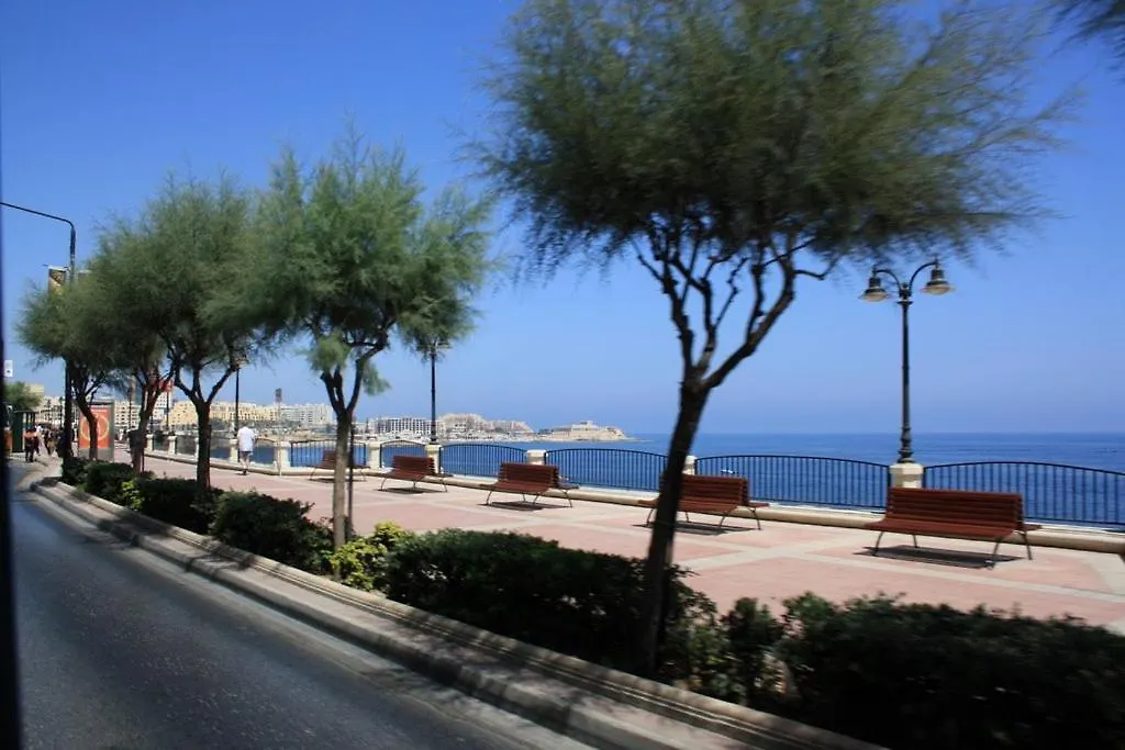 Bright, Spacious And Right In The Center Saint Julian's