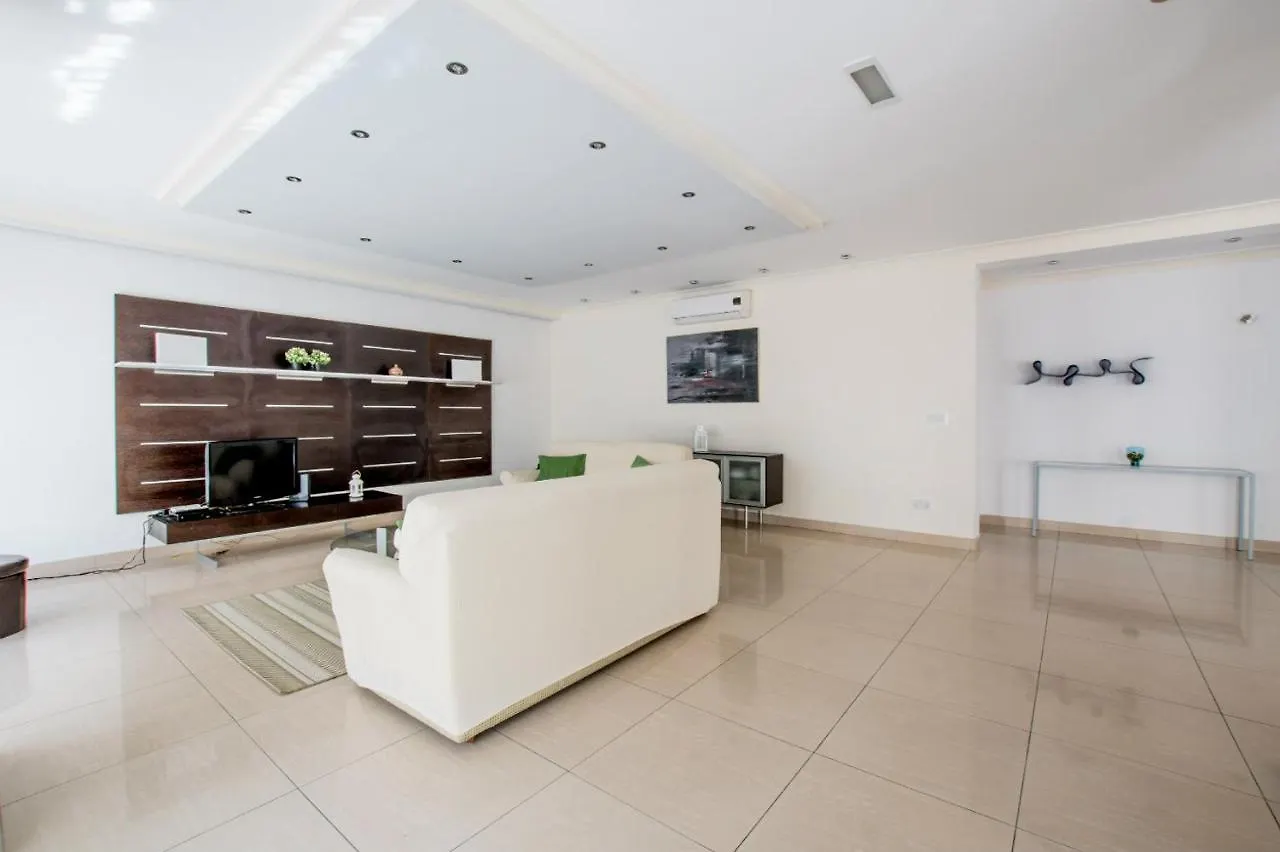 Bright, Spacious And Right In The Center Saint Julian's